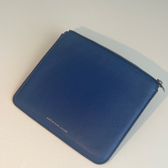 Marc Jacobs electric blue and dark brown pebbled leather zipped clutch 23x20 cm - Picture 1 of 6